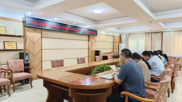The theoretical study and research team of the young cadre of the management and protection center of Xinglongshan Reserve carried out the July theoretical learning meeting