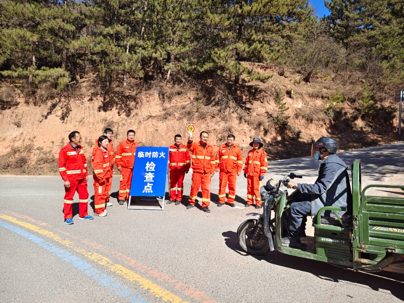 清明防火不松懈 多措并举护青山—八度保护站开展清明节前森林防火宣传