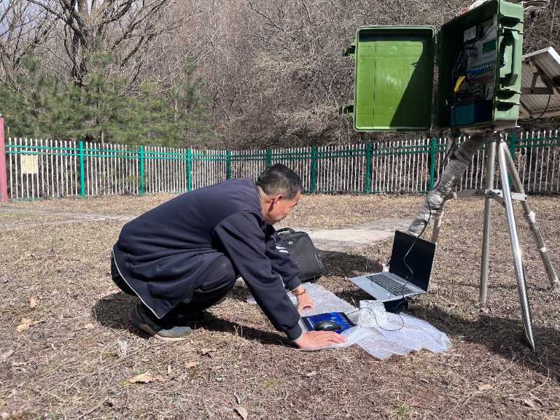 太统崆峒山管护中心开展公益林生态效益监测站设备维护及监测数据采集
