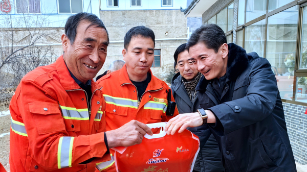 Central leaders visit Xinglongshan Protection Station to carry out pre -Spring Festival condolences 2.jpg