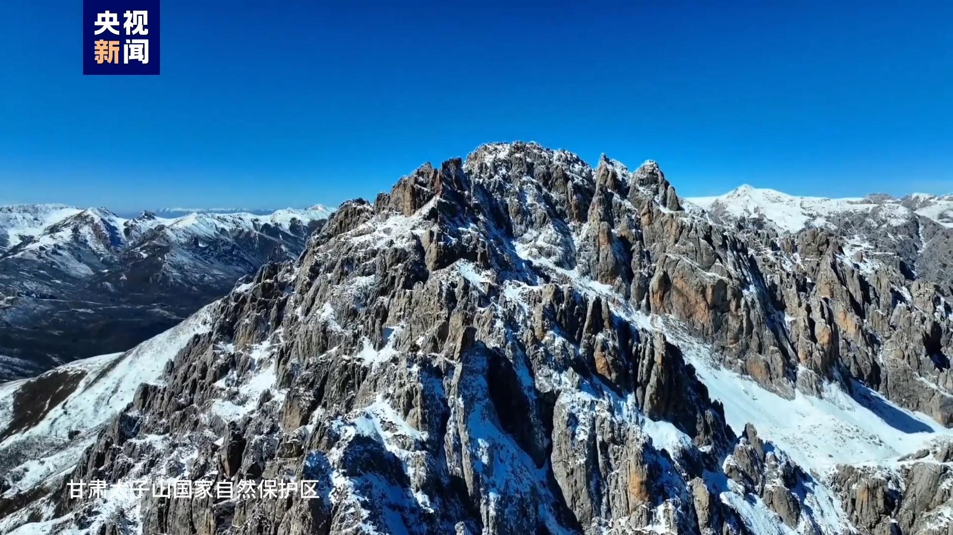 【央视新闻】雪后的太子山有多美？一段航拍带你欣赏雄奇险峻