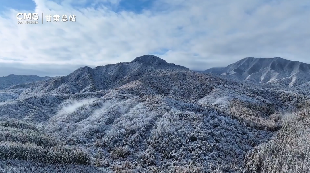 【央视新闻 总台甘肃总站】甘肃太子山“变身”成斑斓与素白交织的秘境